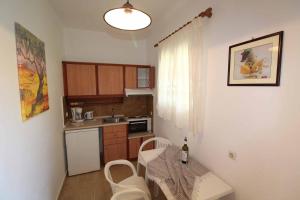 Kuchyň nebo kuchyňský kout v ubytování House Dimitri Agios Georgios Pagoi Corfu