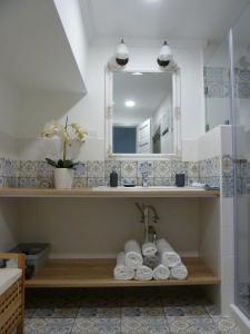 a bathroom with a sink and a mirror at Kossuth Apartmanok in Debrecen