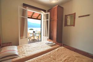 Postel nebo postele na pokoji v ubytování House Dimitri Agios Georgios Pagoi Corfu