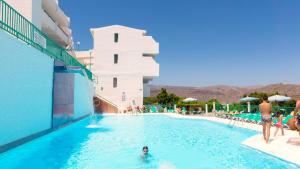 The swimming pool at or close to Apartamentos Monteparaiso