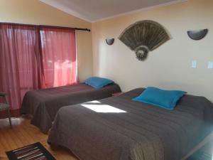 een slaapkamer met 2 bedden en een raam met bij Vista Hermosa in Constitución