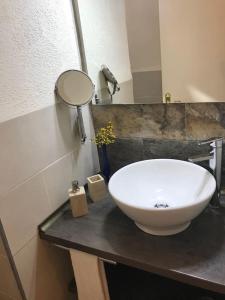 lavabo blanco en la encimera del baño en Cal Don Juan, en Torroja