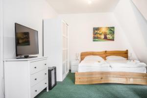 Postel nebo postele na pokoji v ubytování Hotel Konopiště Nová Myslivna