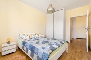 グディニャにあるSwelinaのベッドルーム1室(青と白の掛け布団付きのベッド1台付)