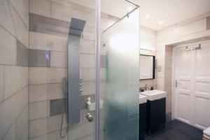 Ett badrum på Paulay Central Top Suite