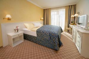 ein Hotelzimmer mit Bett und Waschbecken in der Unterkunft Residence Hotel in Donovaly + 45 Fotos