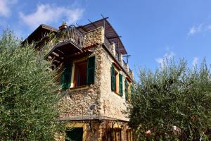 - un ancien bâtiment en pierre avec un balcon au-dessus dans l'établissement Locanda Dei Boi, à Vintimille