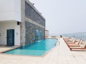 a swimming pool on the roof of a building at Apartamento Frenta a la Playa in Cartagena de Indias