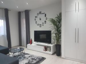 Televízia a/alebo spoločenská miestnosť v ubytovaní Palladium City Center Apartments