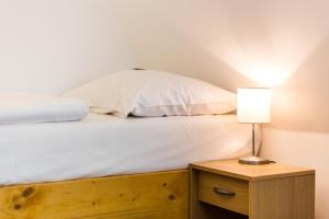Postel nebo postele na pokoji v ubytování Hotel Konopiště Nová Myslivna