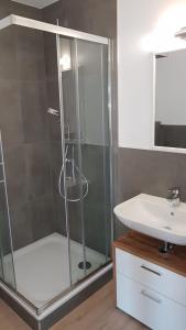 y baño con ducha y lavamanos. en Ferienwohnung Schreiber, en Hessisch Oldendorf