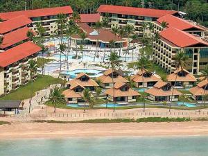 uma vista aérea de um resort na praia em Marulhos Resort em Porto de Galinhas