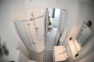 A bathroom at Rába Apartman House