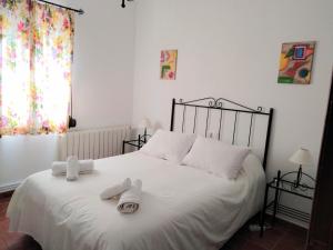 カンピージョスにあるAlojamiento Rural El Oréganoのベッドルーム1室(白いベッド1台、タオル付)