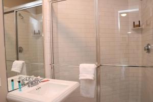 un bagno con lavandino e doccia in vetro di Heart of South End, Convenient, Comfy Studio #22 a Boston Altre 6 foto