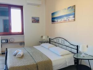 Postel nebo postele na pokoji v ubytování B&B Pizzomunno e Cristalda Rooms + 5 fotografií