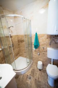 Koupelna v ubytování Lego + 26 fotografií