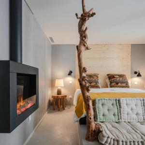 a bedroom with a tree trunk as the centerpiece at Porto Deluxe Apartments in Porto