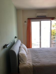 Giường trong phòng chung tại Hotel Papasotiriou