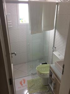 biała łazienka z prysznicem i toaletą w obiekcie Pousada Rosa Norte w mieście Tramandaí