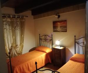 トレ・フォンターネにあるCasa Vacanze Mediterraneoのベッドルーム1室(ベッド2台、ドレッサー付)