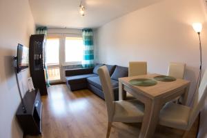 シュクラルスカ・ポレンバにあるMay Land Apartmentのリビングルーム(テーブル、ソファ付)