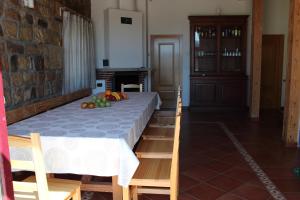 a room with a table with fruit on it at La casa de la Petra in Quintanar de la Sierra