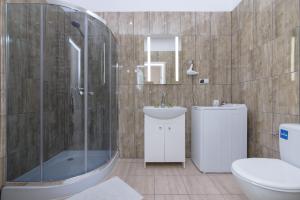 グディニャにあるApartamenty Miradaのシャワー、洗面台、トイレ付きのバスルーム +37枚の写真