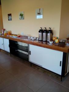 eine Theke in einer Küche mit einer Arbeitsplatte in der Unterkunft QUINZE HOTEL & POUSADA in Bataguaçu