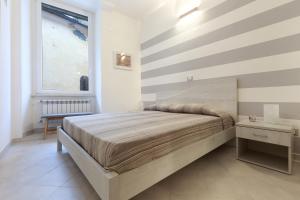 蒙特罗索阿尔马雷MARGOT AL MARE的一间卧室,配有一张大床和一扇窗户。