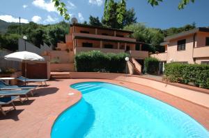 a swimming pool in front of a house at Appartamenti Arcipelago - ArgonautiVacanze in Nisporto