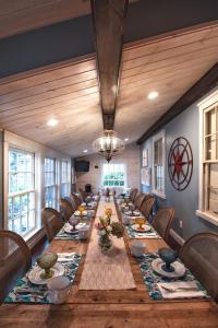 a long dining room with a long table and chairs at William's Grant Inn Bed and Breakfast in Bristol