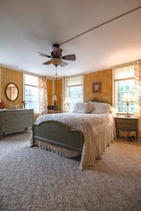 a bedroom with a bed and a ceiling fan at William's Grant Inn Bed and Breakfast in Bristol
