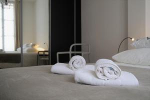 Кровать или кровати в номере LE VOLTAIRE COLMAR CENTRE