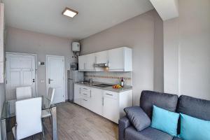 Kuchnia lub aneks kuchenny w obiekcie Sonias City Beach