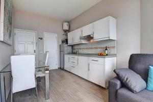 Kuchnia lub aneks kuchenny w obiekcie Sonias City Beach