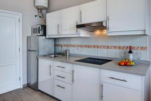 Kuchnia lub aneks kuchenny w obiekcie Sonias City Beach