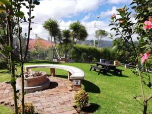 Um jardim no exterior de NUESTRA CASA - OUR HOME Cuenca by A2CC