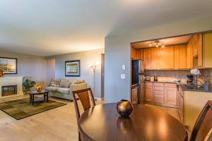 uma cozinha e sala de estar com uma mesa e um sofá em Bay View, Best Area, No Stairs, WD, 2 Baths, 2 Bedrooms, Balcony, View, 925sf em Tacoma