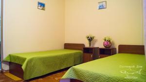 アドレルにあるAkula Guest Houseのベッド2台(緑のシーツ付)