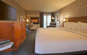 ムキルテオにあるSilver Cloud Hotel - Mukilteo Waterfrontの大型ベッドとテレビが備わるホテルルームです。