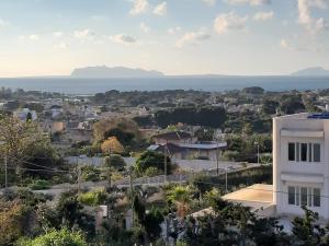 uitzicht op een stad met bergen op de achtergrond bij Villa Anna in Marsala