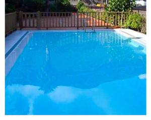 una piscina de agua azul en un patio en LivingtheOcean & Big Terrace, en Santa María de Guía de Gran Canaria