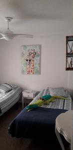 アリカンテにあるCasa Nadinのベッドルーム1室(ベッド2台付)が備わります。壁には絵画が飾られています。