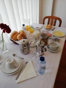 - une table avec des assiettes de nourriture et de boissons dans l'établissement Residencial D. João III, à Ponta Delgada