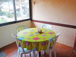 uma mesa num quarto com uma mesa e cadeiras em Apartment Albret by Interhome em Vieux-Boucau-les-Bains