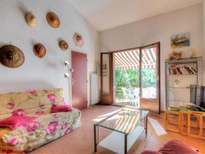 een woonkamer met een bank en een glazen tafel bij Holiday Home Juncades by Interhome in Seignosse