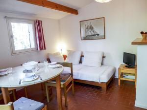 una pequeña sala de estar con una mesa y una cama en Holiday Home Les Palombes-3 by Interhome, en Lacanau-Océan