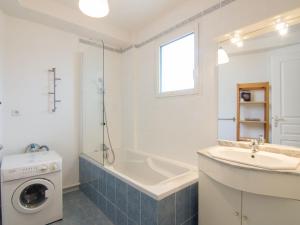 Ένα μπάνιο στο Apartment Le Domino by Interhome