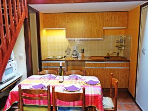 uma cozinha com uma mesa e cadeiras e uma cozinha com uma mesa e uma cozinha em Apartment Albret by Interhome em Vieux-Boucau-les-Bains